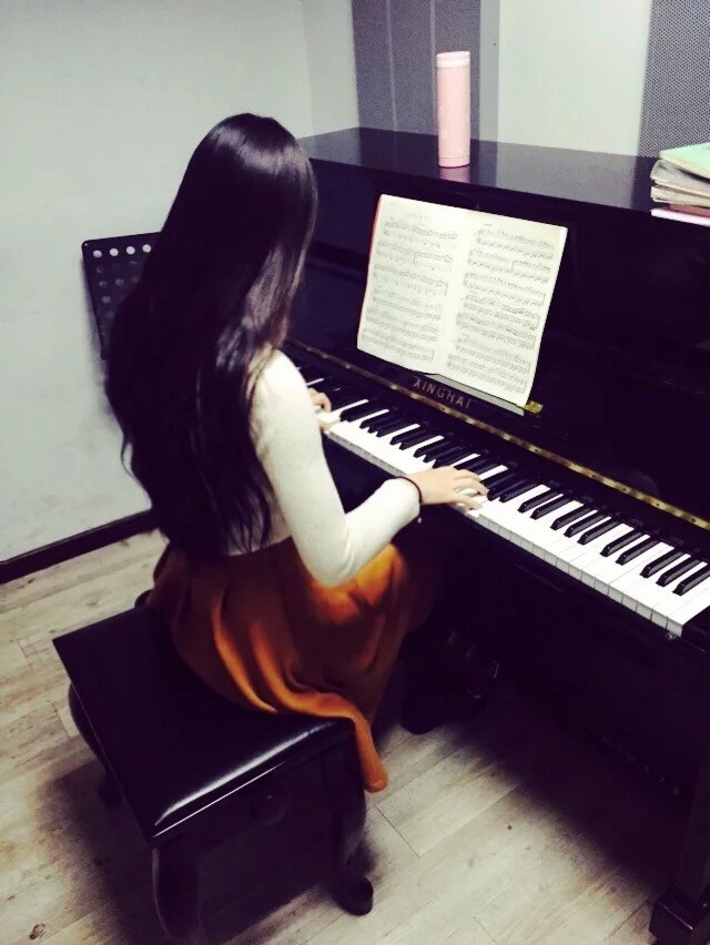 教你唱巴萨队歌,月亮姐姐开口唱