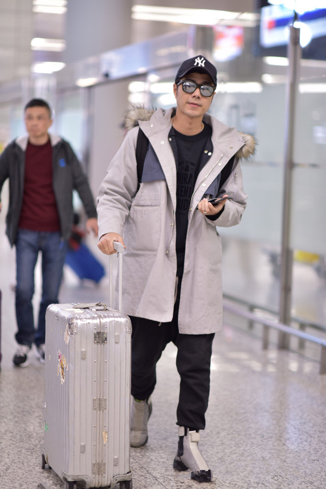 妮可基德曼穿红色高开叉长裙,妮可基德曼04年奥斯卡红毯