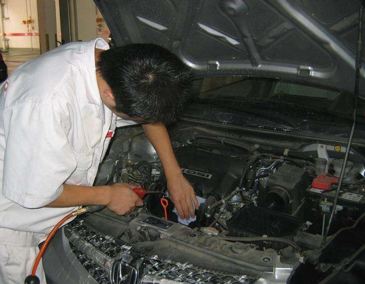 汽车发动机脏了用气清洗,发动机清洗舱