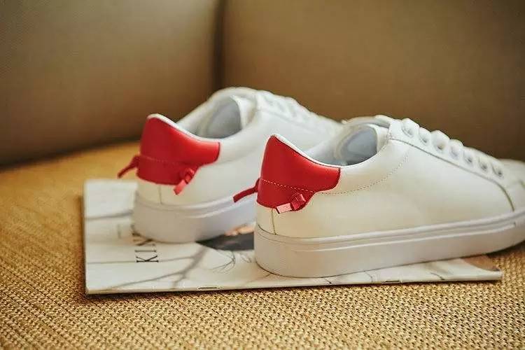 杨幂、吴亦凡都穿小白鞋出街，背后是阿迪古驰纪梵希的商业计谋