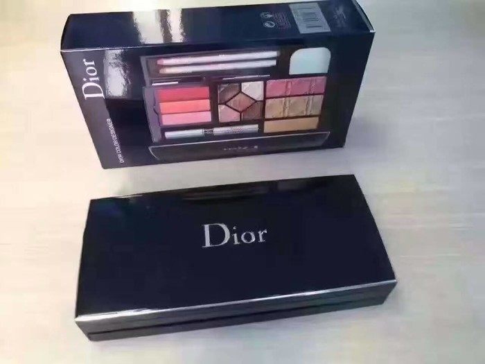 减轻包包重量，一个彩妆盘帮你搞定！