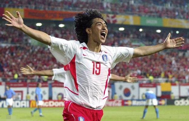 韩国队短道速滑用冰刀踢中国对手,带领韩国队进入世界杯四强