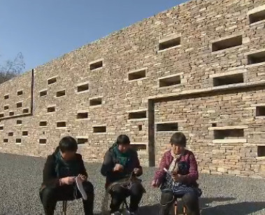 用石头建房的老人,老人用水泥砖建房