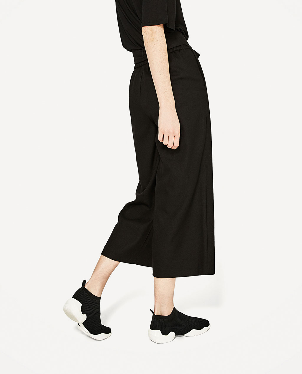 没有一件完整的衣服zara,如果只能买一双跑鞋的话该选哪双