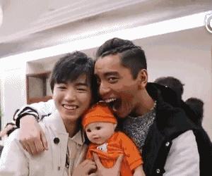 鹿晗的口罩、陈伟霆的玩偶、景甜的发箍，明星同款get无压力！