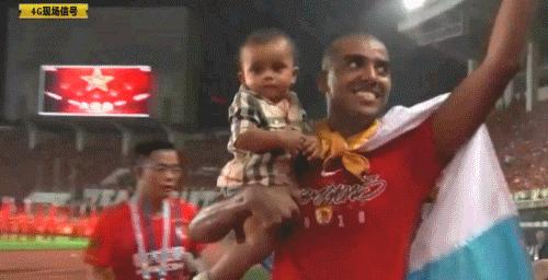 当香港球员砍树式伐倒阿兰瞬间揪心灵动双腿的表演历历在目