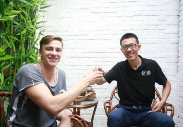 外国小鲜肉只花400元竟然租到了北京二环的房子,然而刚拿到房子的瞬间却差点哭了出来