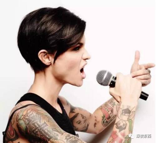 深夜东西｜在男女神之间切换自如的酷女孩，把多少姑娘都掰弯了……