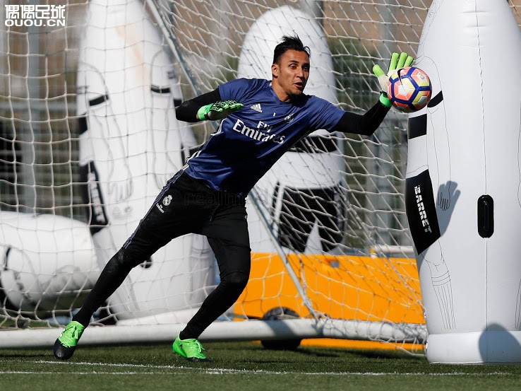 皇马阿迪达斯黑色,皇马群星最新配色