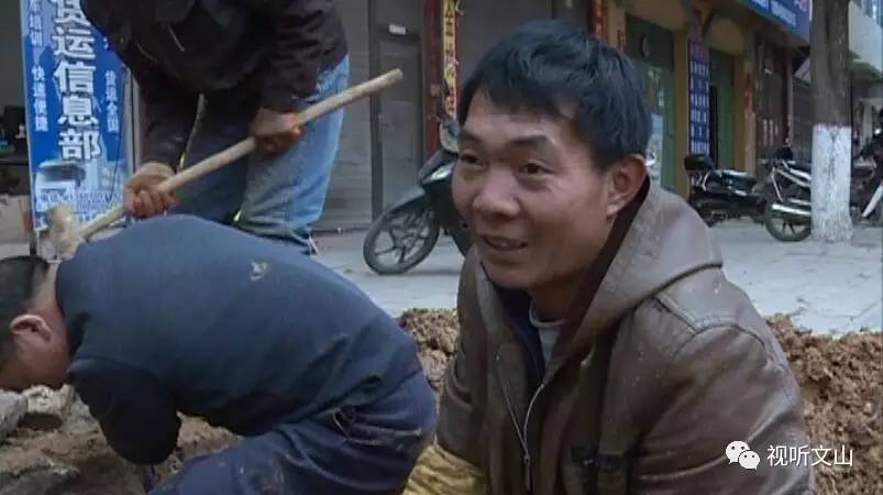 广南居民区停水，原是树根水管“太缠绵”，一使劲水管被挤“哭”了