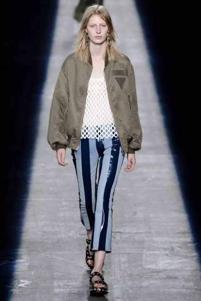 一位三岁的小美女带着叔叔参加时装周,潮爆了!范冰冰爱死她了!