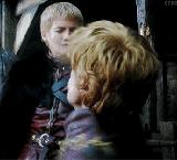 村子修路发现恐龙化石,老人挖出恐龙蛋化石