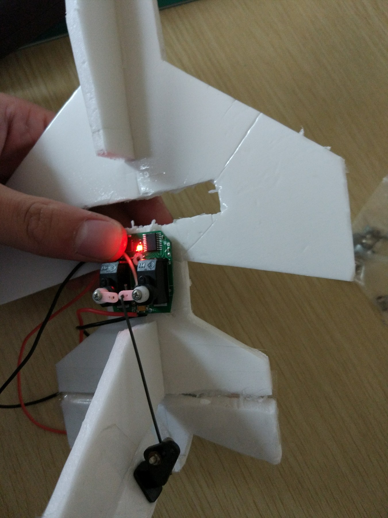 不用逛某宝某东,自己亲手制作一架遥控小飞机,飞着超爽