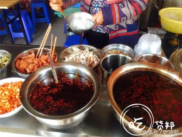 用100元钱吃遍整条小街,用20元吃遍校门口路边摊