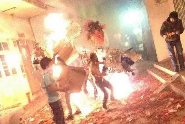 元宵节，在这里的鞭炮是这样玩的，看着都痛呀