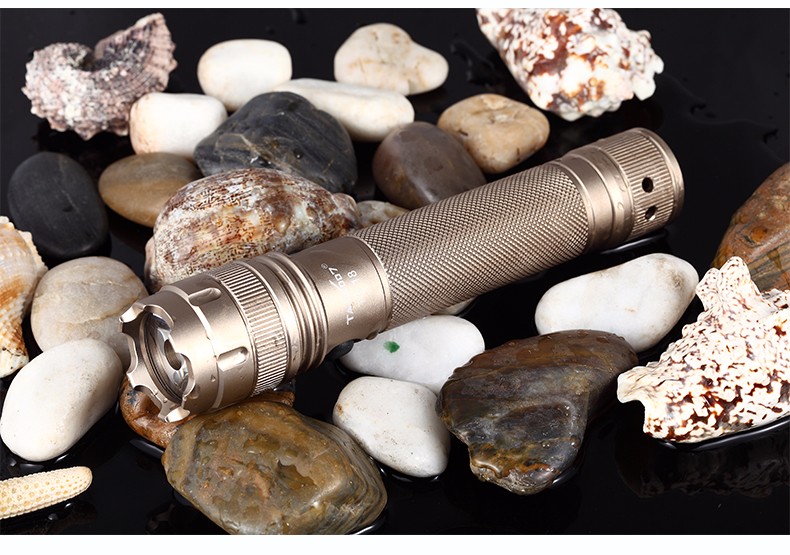 tank007强光手电筒官网,tank007手电筒电池是充电的吗