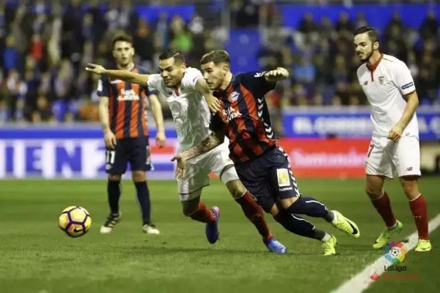 伊比利亚轶事丨足球赛场惊现篮球球衣，是友谊的象征还是？