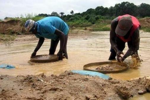 女孩将沙子里捡到的石头送给猎人，结果这个城市的鸭子全被杀光了