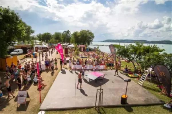 小朋友把手放下去捡玩具,小朋友把手放玩具