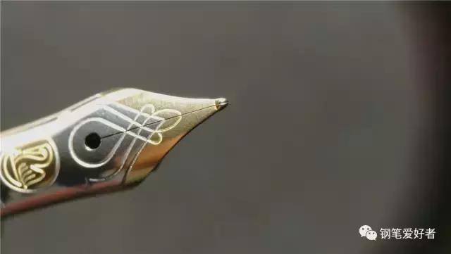 百利金m400和凌美2000哪个好,百利金m400笔尖和笔杆不在一条线