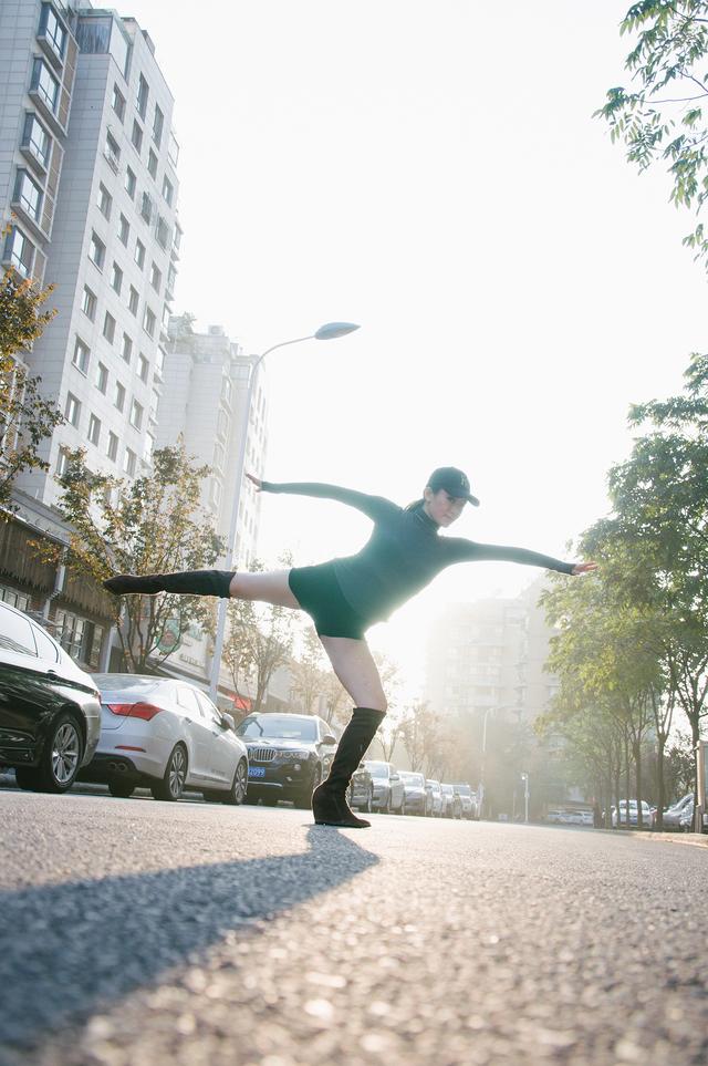 她是足球宝贝、蔡依林特邀舞者，丽水新素颜女神秀街拍魅力