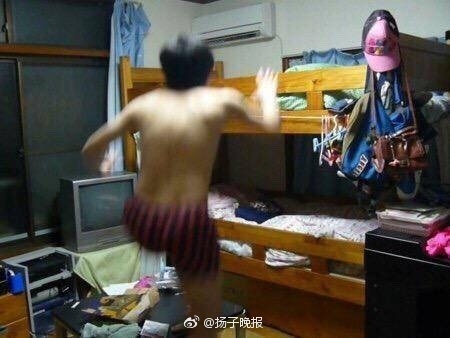 广场舞大妈跳舞把音响给砸了,大妈跳广场舞扰民音响被秀砸