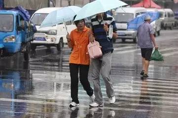 下雨天汽车进水咋整,汽车雨天进水正确处理方法