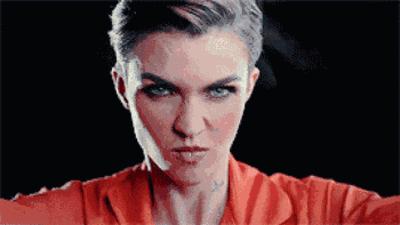 深夜东西｜在男女神之间切换自如的酷女孩，把多少姑娘都掰弯了……