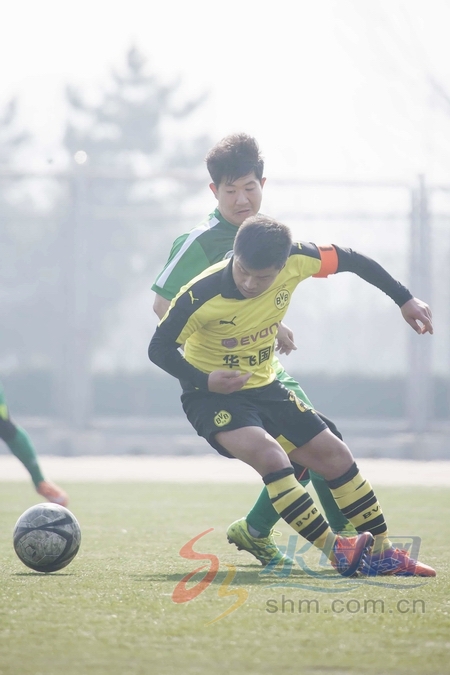 烟超烟甲“故事会”：大学生女裁判惊艳足球赛