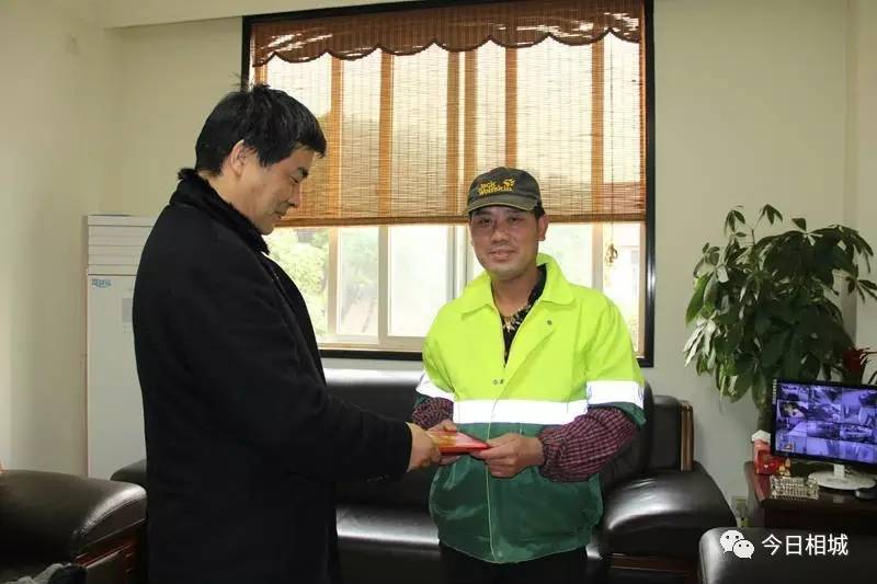 很多好人好事就在我们身边,这些拾金不昧的行为值得点赞