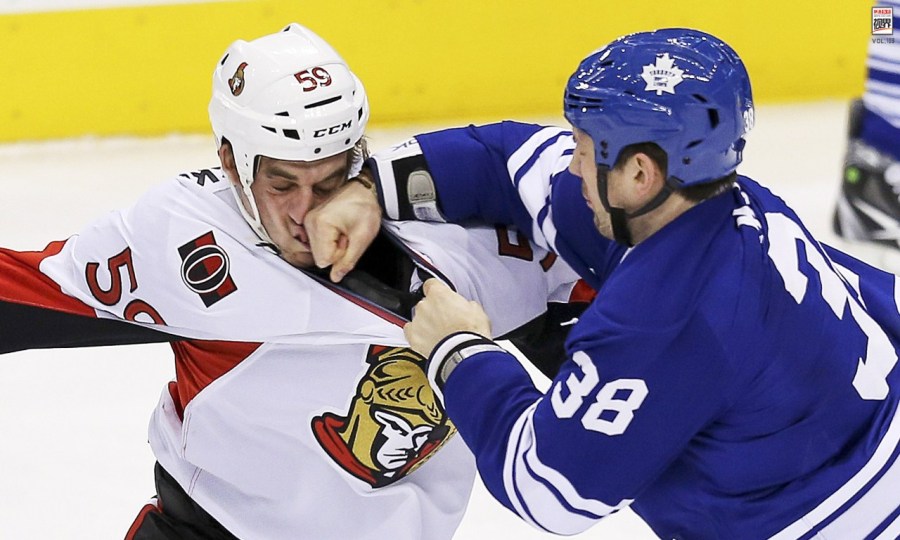 国青1比3韩国裁判,中国小将被打出擂台视频