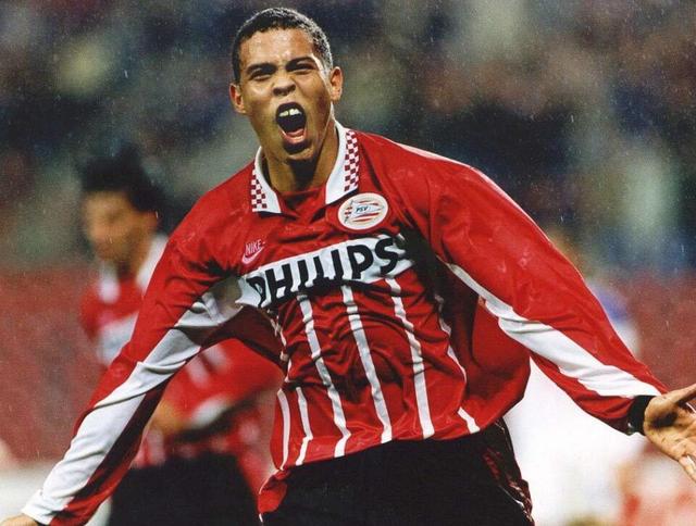 外星人罗纳尔多钟摆过人,足坛外星人罗纳尔多年轻时