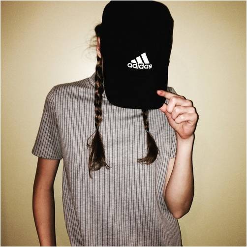 夏天戴棒球帽怎么弄发型,不同棒球帽戴法