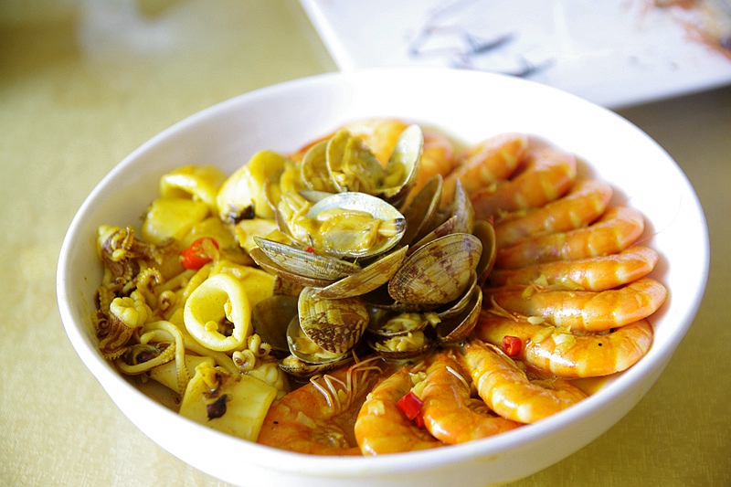 又一只外酥里嫩的烤全羊出炉了,这家的烤全羊最好吃又香又脆