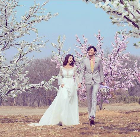 丽江9万朵各色花海婚纱照,森系花海小清新婚纱照