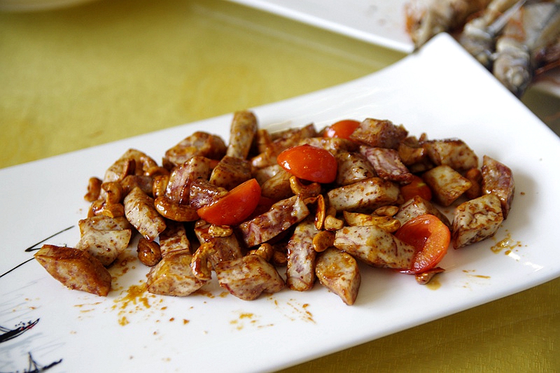 又一只外酥里嫩的烤全羊出炉了,这家的烤全羊最好吃又香又脆