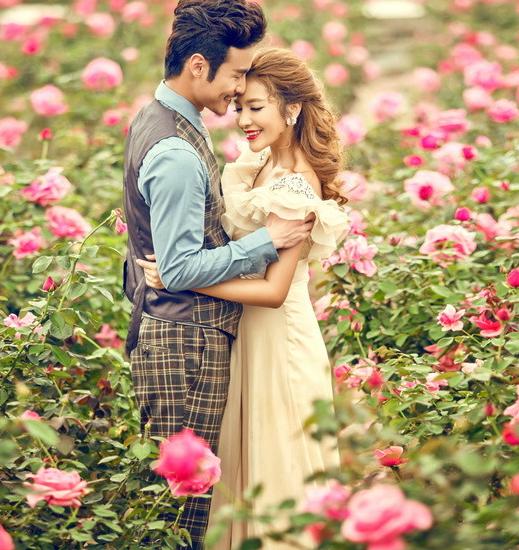 丽江9万朵各色花海婚纱照,森系花海小清新婚纱照