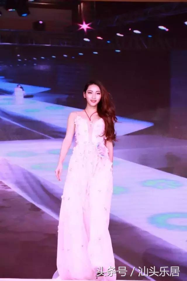 十二名美模，十二种风情，你来“选出”小公园的故事