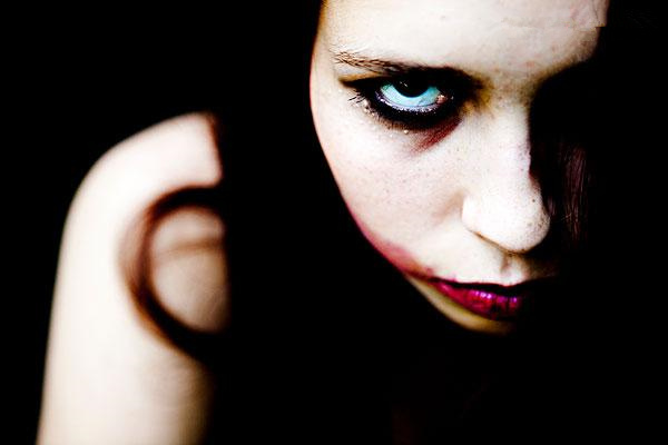 19岁女大学生失眠30晚藏入地窖自杀，被发现后接受电疗获新生