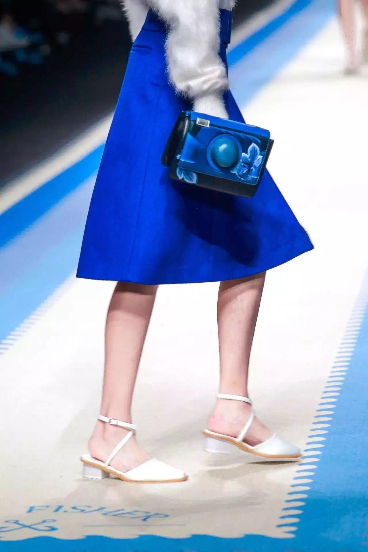 跟着艺术家学穿搭,跟艺术家学穿搭三组时髦颜色