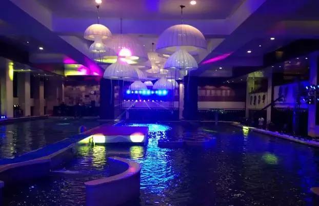 一起泡个温泉,温泉泡池冬天来一场暖暖温泉旅行