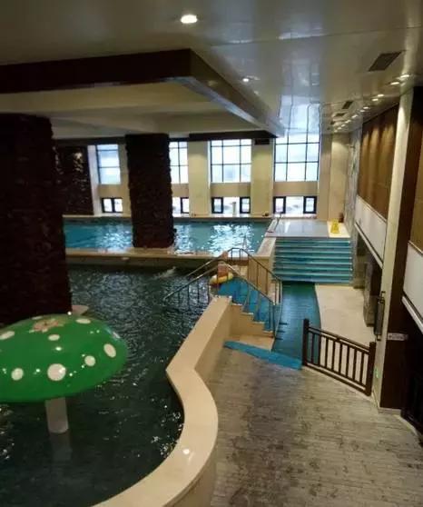 一起泡温泉的奢侈的享受,夏日一起泡温泉