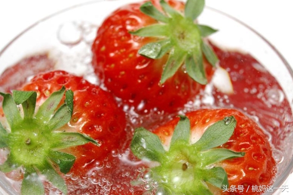 孩子吃草莓后腹泻、呕吐、发烧？是因为吃法不对！