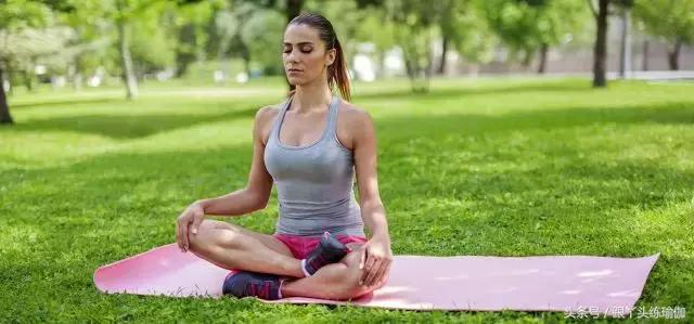 6个瑜伽体式帮您轻松治疗失眠,三个降压瑜伽动作