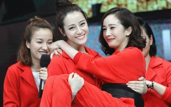 古力娜扎和迪丽热巴都是新疆人吗,迪丽热巴与古力娜扎你更喜欢谁