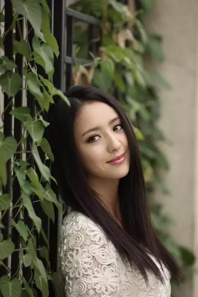 中分和侧分哪个显脸小,选对了发型才会有改变