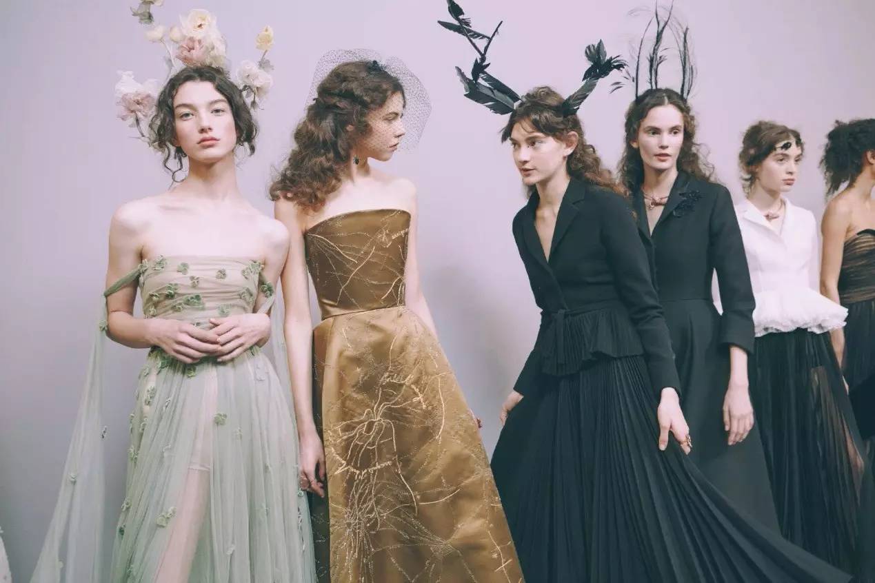 跟着艺术家学穿搭,跟艺术家学穿搭三组时髦颜色