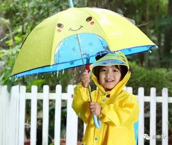 出去玩下雨穿雨衣还是打伞方便,下雨天穿上雨衣出去玩
