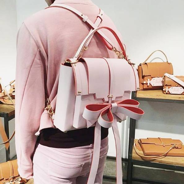 又便宜又大空间实用的双肩包,几百左右好看的大牌双肩包