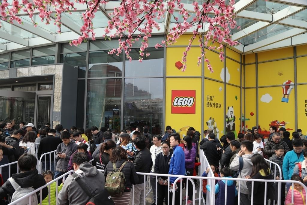 魔都开了大陆首家乐高授权专卖店,积木迷们都疯了!小申手把手,教你怎么买